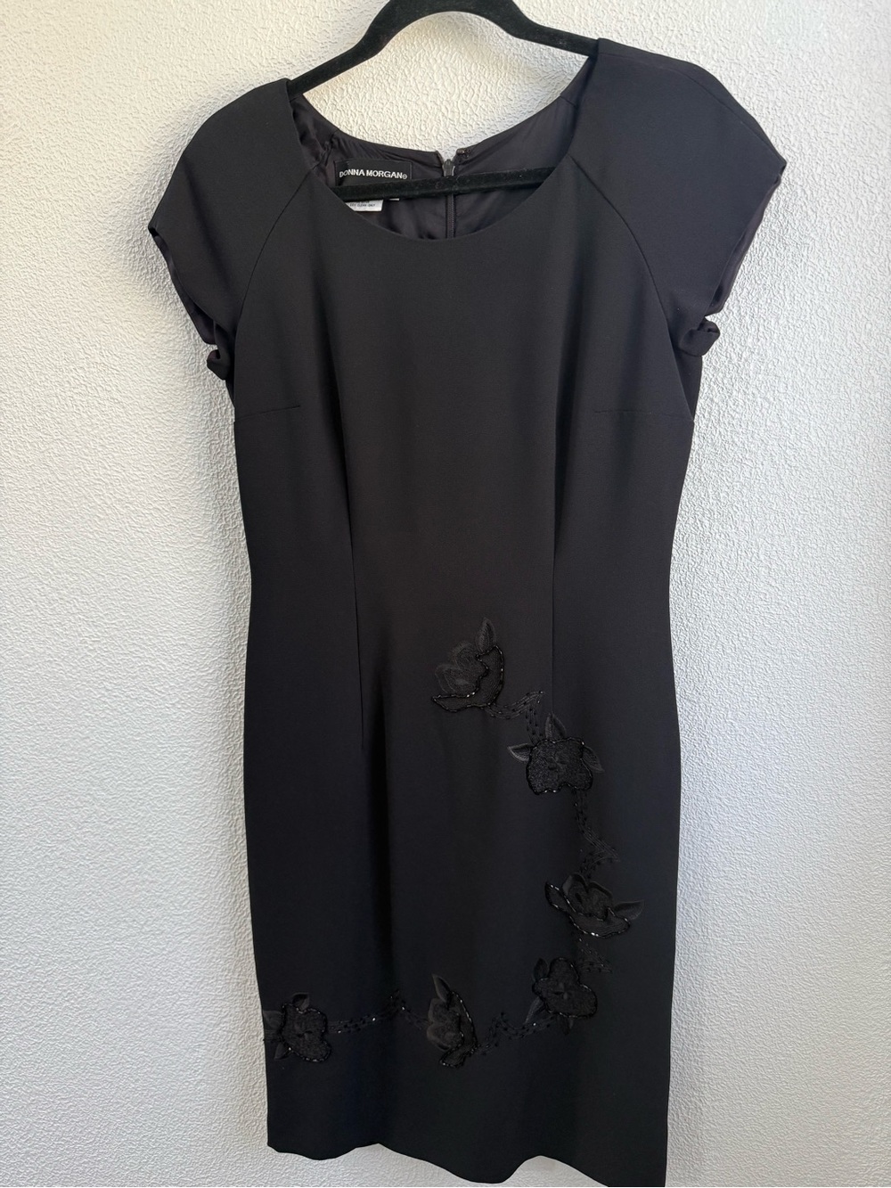 Donna Morgan Black Floral Appliqué Cap-Sleeve Sheath Midi Dress
